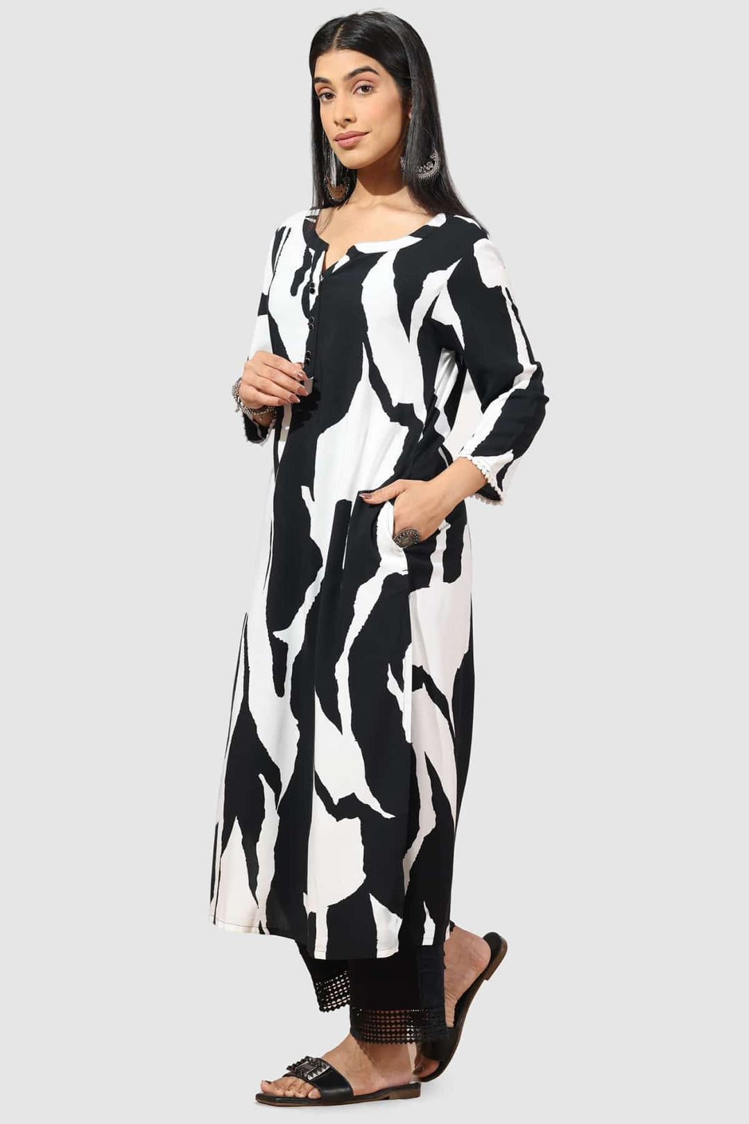 Black &amp; White Printed Rayon Kurti with 3/4th Sleeves