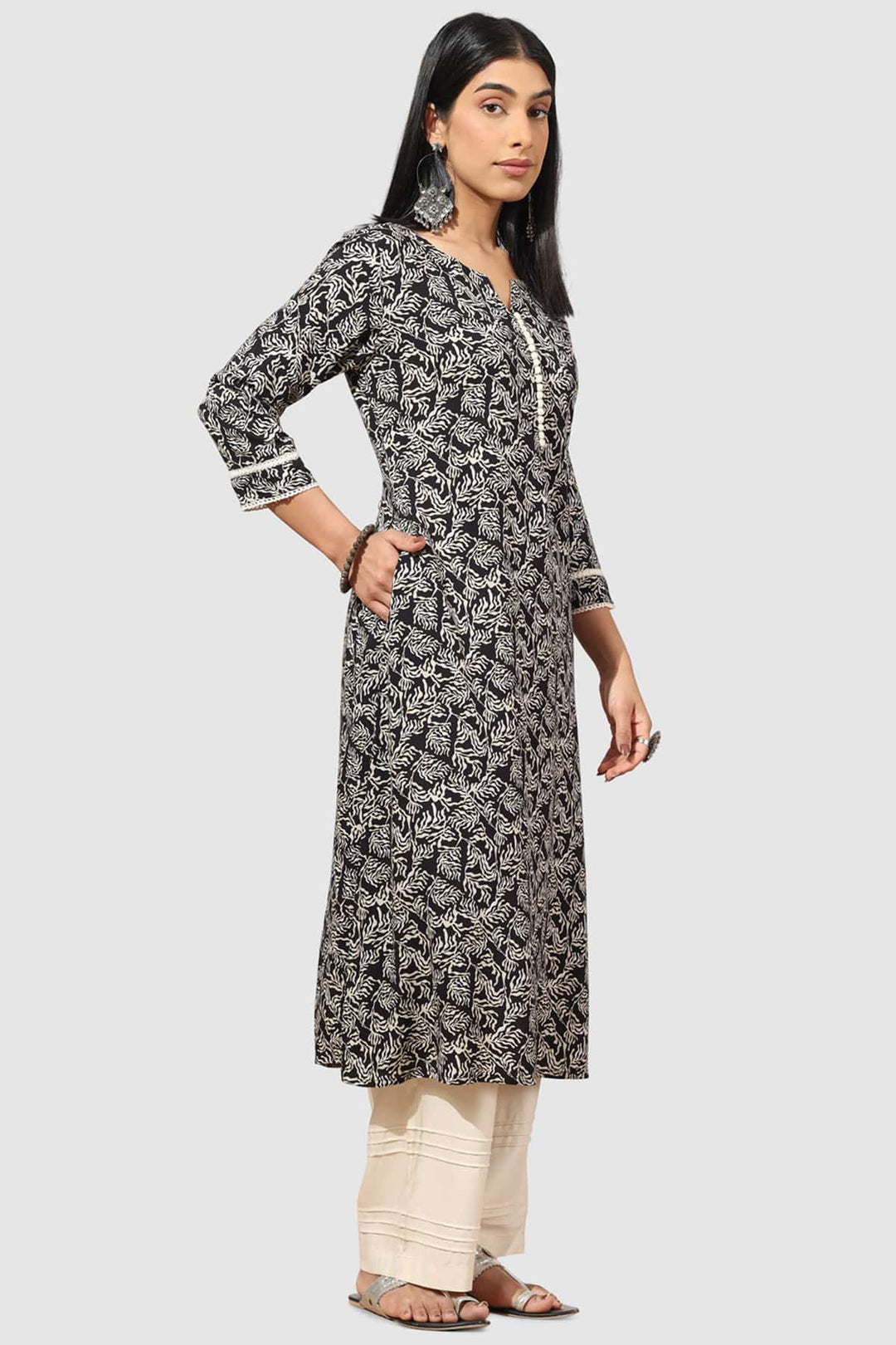Black Rayon Printed Kurti with Round Neck &amp; 3/4th Sleeves