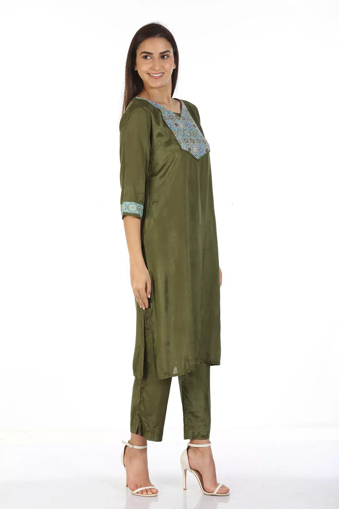 Shantoon Applique V-Neck Kurti (Green)